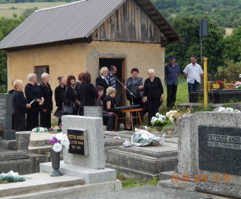 Odhaľovanie a svätenie  súsošia na cintoríne