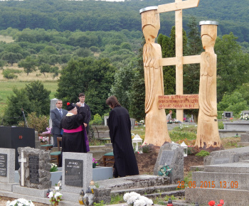 Odhaľovanie a svätenie  súsošia na cintoríne